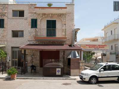 Su questa strada si trovano molte delle storiche attivit� commerciali del luogo, aperte da decenni e gestite dalle stesse famiglie che le fondarono. Al lato di una vasta piazza alberata incrociamo ad esempio la macelleria-braceria �Vecchia Storia�, attiva dal 1950